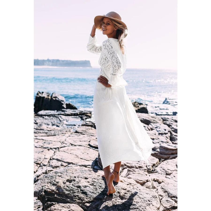 Effortlessly Elegant Dress with a Timeless Design
