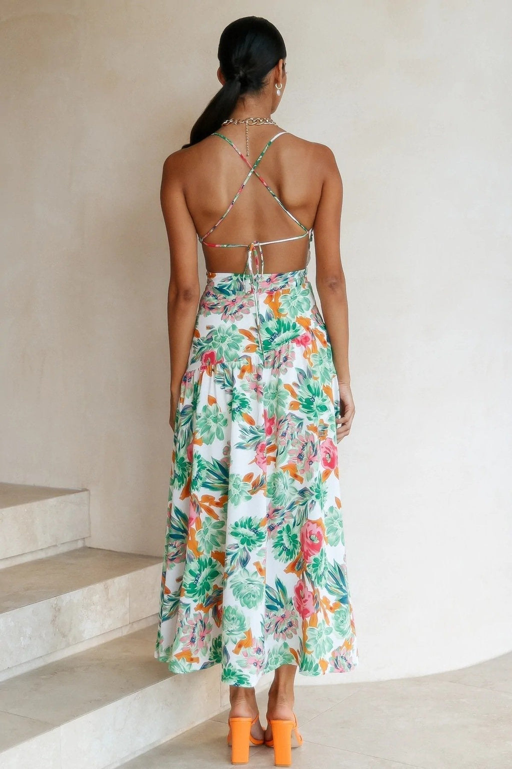 Effortlessly Elegant Dress with a Timeless Design